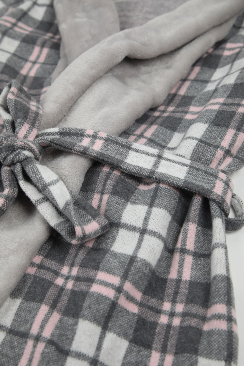 Cozy Short Plaid Robe with Plush Contrast